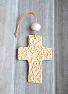 croix en céramique-beige moucheté-tanzania creation